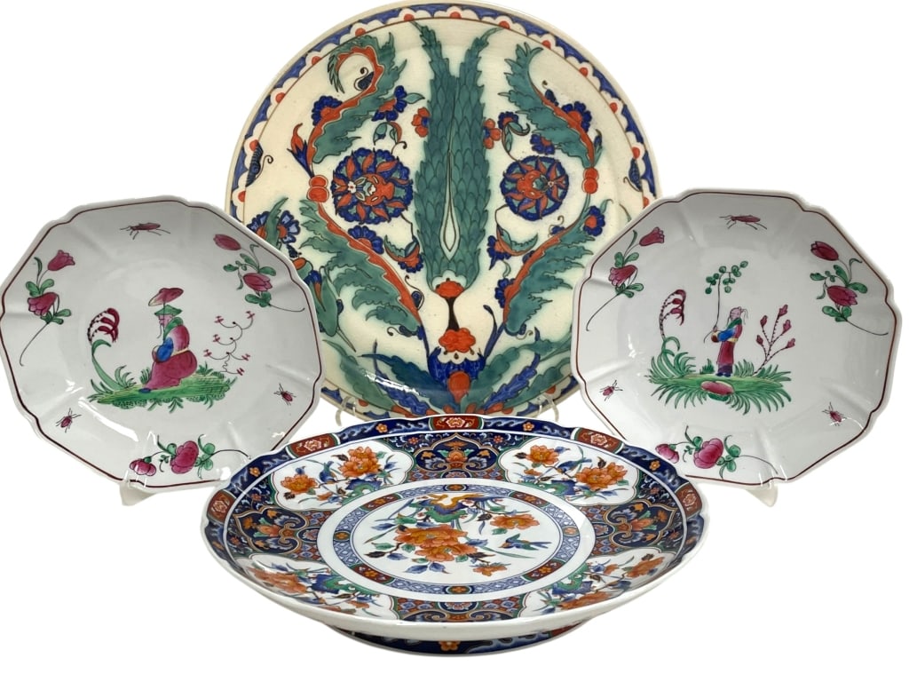FOUR ORIENTAL STYLE PORCELAIN SERVING PIECES 14": *for alternative shipping options please go to www.dejavuauctionshipping.com-LOT OF FOUR ORIENTAL STYLE PORCELAIN SERVING PIECES 14" TO BIGGEST-Collection of four decorative Oriental style porcelain