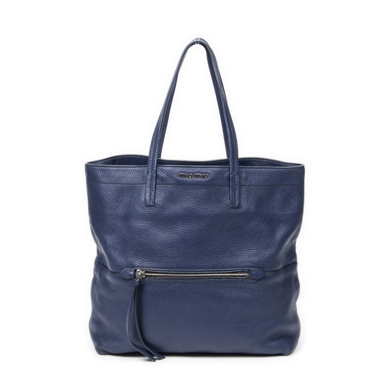 MIU MIU L SHOPPING TOTE NAVY VITELLO DAINO BAG: Miu Miu Large Shopping Tote Navy Vitello Daino Leather Silver * COLOR: Navy * PRODUCTION CODE: RR1820 * INCLUDED: Card, Paper Card AB * CONDITION: 34*33*14cm * (3cm = 1inch approximately) *