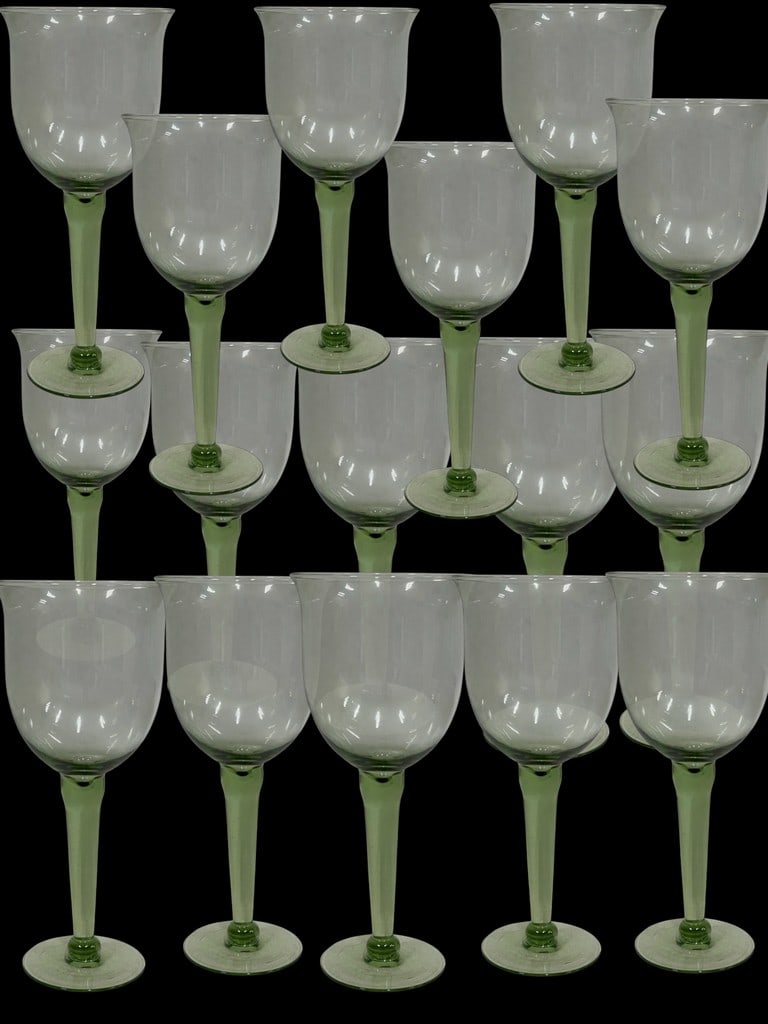16 EMERALD STEM RED WINE GLASSES 9.25" (1 of 7)