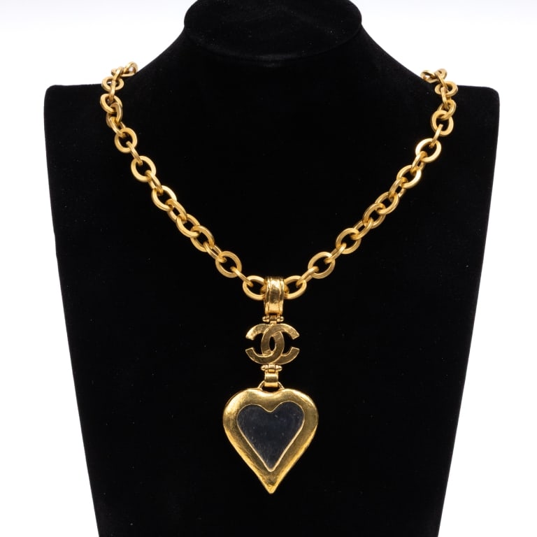 CHANEL VINTAGE HEART MIRROR PENDANT NECKLACE GOLD: Chanel Vintage Heart Mirror Pendant Necklace Gold Gold Plated Gold * COLOR: Gold * PRODUCTION CODE: 95P * INCLUDED: None AA * CONDITION: 80*4*10cm * (3cm = 1inch approximately) * Luxury bags are kept