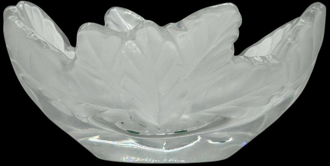 LALIQUE FRANCE FROSTED CRYSTAL LEAF BOWL SIGNED: LALIQUE FRANCE FROSTED CRYSTAL LEAF FORM BOWL SIGNED Elegant Lalique France frosted crystal bowl featuring a sculptural leaf form design with deeply molded veining and softly curved edges. The satin f