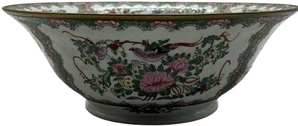 ANTIQUE CHINESE FAMILLE ROSE PORCELAIN BOWL 13" W: ANTIQUE CHINESE FAMILLE ROSE EXPORT PORCELAIN SERVING BOWL This elegant antique Chinese export porcelain serving bowl is beautifully decorated in the classic Famille Rose palette, featuring finely det