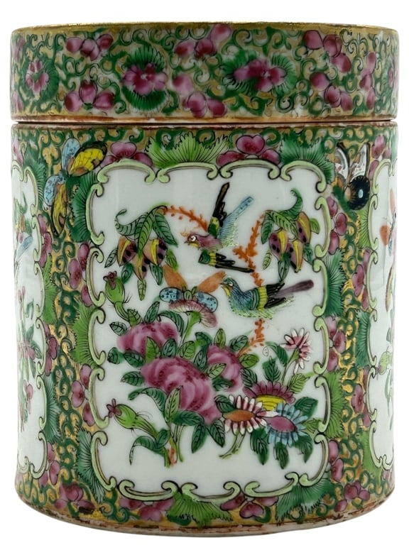 ANTIQUE CHINESE FAMILLE ROSE PORCELAIN TEA CADDY: ANTIQUE CHINESE FAMILLE ROSE PORCELAIN COVERED JAR / TEA CADDY This beautifully decorated antique Chinese porcelain covered jar, likely intended as a tea caddy or small storage vessel, features classi
