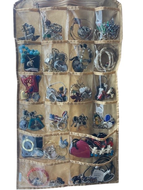 HUGE LOT VINTAGE COSTUME LUXE JEWELRY - 50++: By bidding on this listing, you understand and agree to be bound by the terms and conditions of DejaVu Auctions. *For ALTERNATE shipping quote or LOCAL PICK-UP DETAILS, please visit dejavuauctionshipp