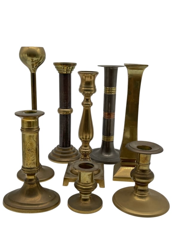 LOT OF 7 BRASS CANDLE HOLDERS MIXED CANDLE HOLDERS: GROUP OF 7 MIXED BRASS AND METAL CANDLE HOLDERS IN VARIED FORMS Group of seven mixed candle holders in assorted traditional and decorative forms, including polished brass examples, dark metal and bras
