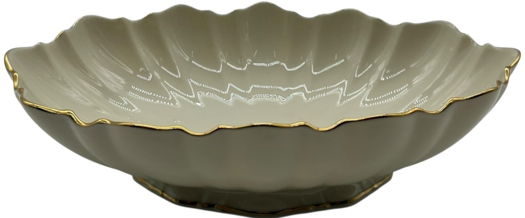 LENOX SCALLOPED SERVING BOWL WITH GOLD TRIM: LENOX SCALLOPED SERVING BOWL WITH GOLD TRIM Elegant Lenox porcelain serving bowl featuring a classic scalloped rim with subtle gold trim, offering a refined and timeless presentation. Crafted in the U