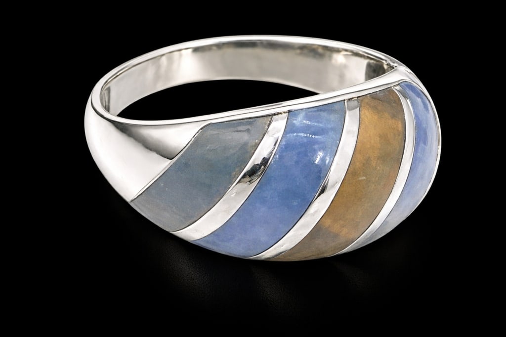 GEMSTONE STRIPES STERLING SILVER DOME RING 7.5: *For ALTERNATIVE SHIPPING QUOTES or local PICKUP details, please visit www.dejavuauctionshipping.com* GORGEOUS GEMSTONES inlaid into stripes on this pretty ring Domed effect with swirls of sodalite am