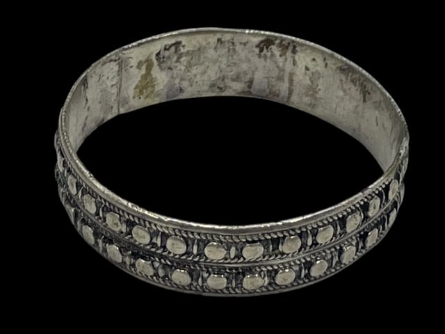 VTG APPLIED DOT STERLING XS ARTISAN BRACELET 32G: *For ALTERNATIVE SHIPPING QUOTES or local PICKUP details, please visit www.dejavuauctionshipping.com* XS IN SIZE Fits a 5" tiny wrist in size or childs jewelry gift Artisan made with applied dots on a