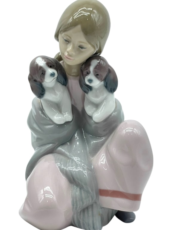 LLADRO SNUGGLE UP GIRL W PUPPIES FIGURINE W BOX (1 of 9)