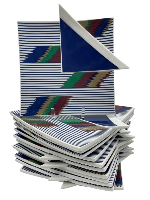 12 MIKASA COLOR VIBRATIONS BLUE COCKTAIL PLATES 8": - set of 12 total - excellent condition- gorgeous COLOR VIBRATIONS pattern in dark blue - Lovely deco style for your appetizers or desserts - Signed on back By bidding on this listing, you understand