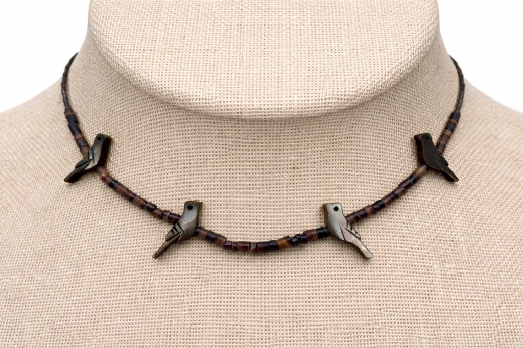 NATIVE AMERICAN LIQUID SILVER BIRD FETISH CHOKER: - Native American made with liquid silver and MOP bird fetish - barrel clasp - Vintage- Great conditionBy bidding on this listing, you understand and agree to be bound by the terms and conditions of D