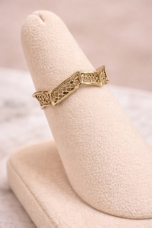 14K YELLOW GOLD FILIGREE ZIG ZAG DESIGN RING 7: By bidding on this listing, you understand and agree to be bound by the terms and conditions of DejaVu Auctions.*For ALTERNATE shipping quote or LOCAL PICK-UP DETAILS, please visit dejavuauctionshippi