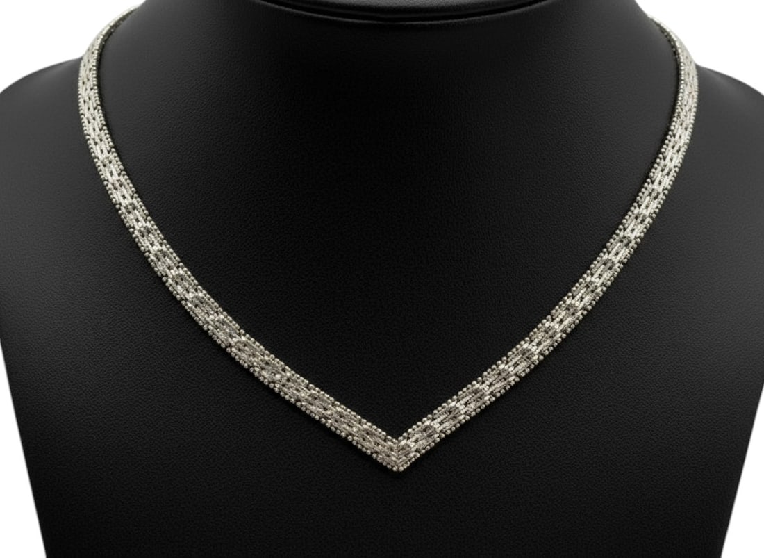 VINTAGE 80'S ITALY RICCIO STERLING V TIP CHOKER 24: EXCELLENT CONDITION! By bidding on this listing, you understand and agree to be bound by the terms and conditions of DejaVu Auctions.*For ALTERNATE shipping quote or LOCAL PICK-UP DETAILS, please visi