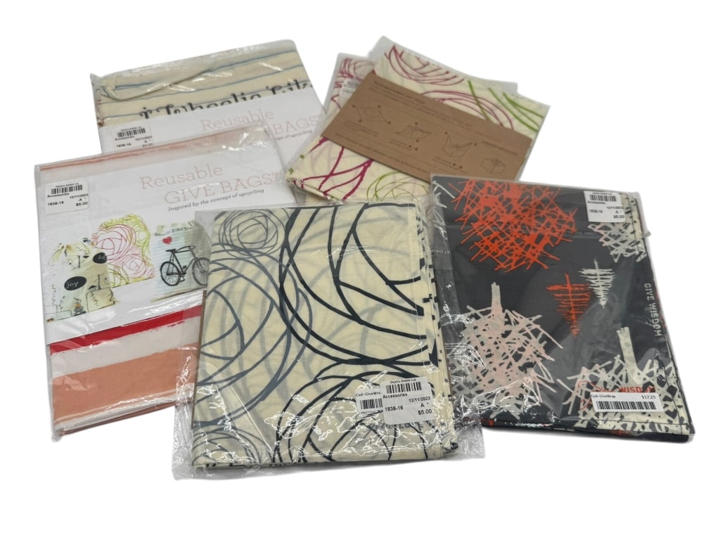 LOT OF REUSABLE FABRIC GIFT WRAP & ECO STORAGE BAv: LOT OF REUSABLE FABRIC GIFT WRAP & ECO STORAGE BAGS -A practical and eco-conscious assortment of reusable fabric gift wraps and storage bags featuring modern patterns and designs. Includes multiple