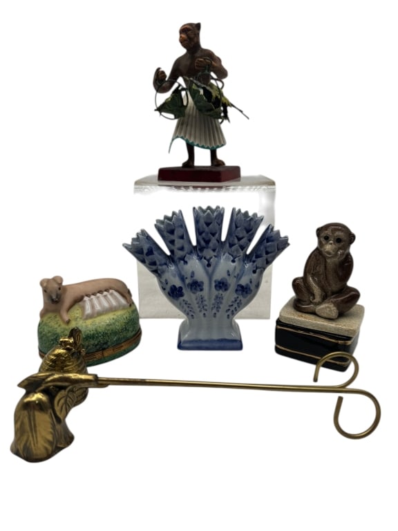 MIXED COLLECTIBLE LOT INCLUDING FIGURINES, BOXES (1 of 3)