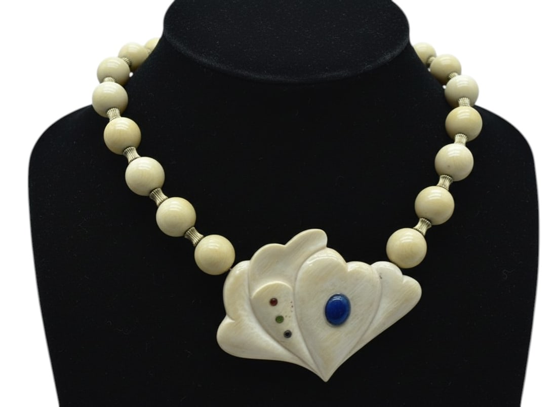 HEART FLOWER CENTER CARVED CELLULOID NECKLACE VTG: By bidding on this listing, you understand and agree to be bound by the terms and conditions of DejaVu Auctions.*For ALTERNATE shipping quote or LOCAL PICK-UP DETAILS, please visit
