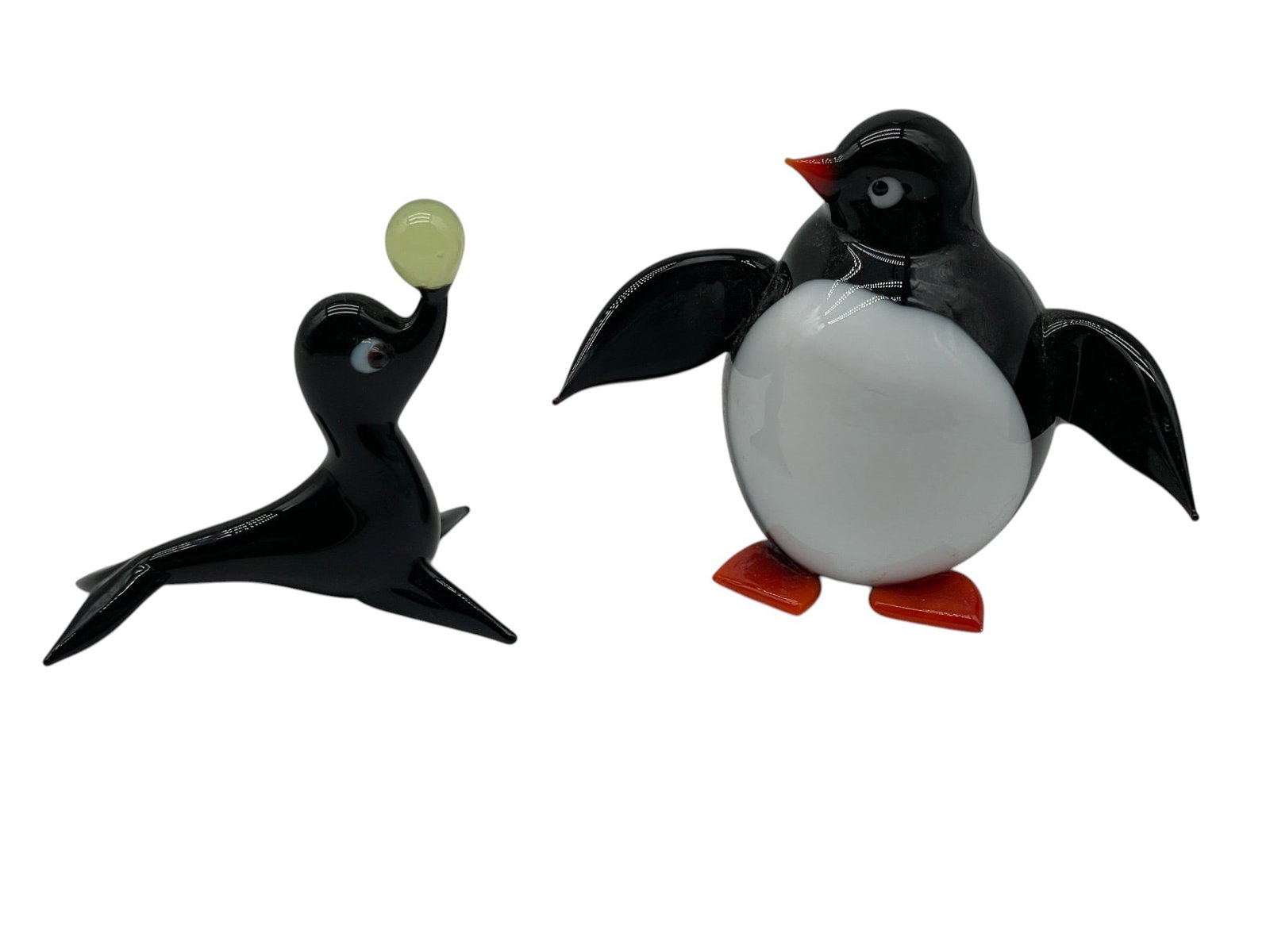 MURANO STYLE ART GLASS MINI PENGUIN SEAL FIGURINES: Seal is 2" long and the penguin is 3" wide No flaws or chips on either one Cute little pair of animals that love each other! msn *** Please check back often, we add NEW ITEMS daily to our active aucti