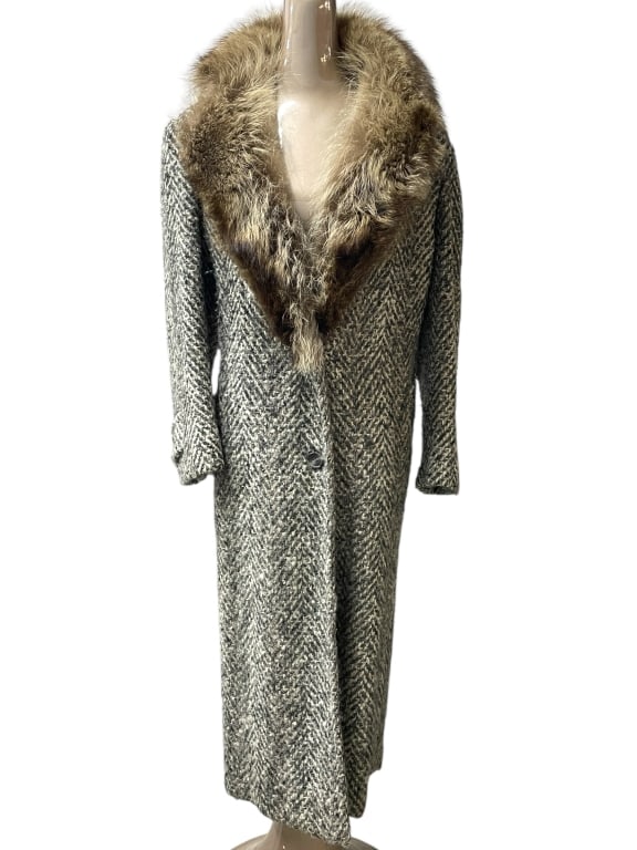 LONG TWEED COAT WITH RACCOON FUR COLLAR (1 of 5)