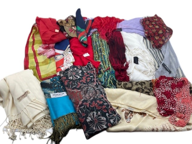 BIG LOT OF 20 SCARVES BLOOMINGDALES SILK PRETTY ++ (1 of 8)