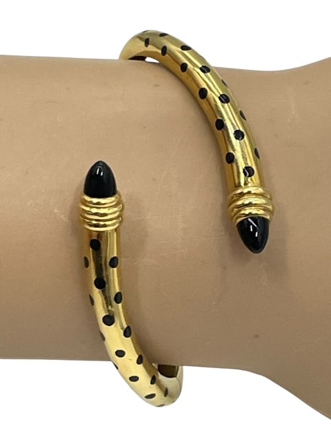 SUSY MOR 18K GOLD BLK ONYX ENAMEL DOT BRACELET 23G: Designed and signed by SUSY MOR 18K polished yellow gold Black enamel dots and deep black onyx tips on this bracelet Twists to put on and wear Stunning 23 grams total weight but we are buying this one