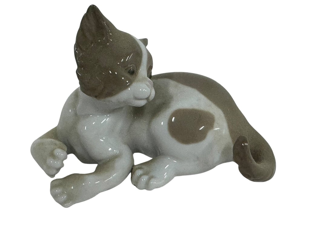 LLADRO PORCELAIN CAT FIGURINE (1 of 3)