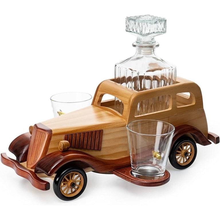 NEW IN BOX BONNIE AND CLYDE DECANTER SET: New in box Bonnie and Clyde decanter set, includes a car-shaped holder, glass decanter with stopper, and glass tumblers. Shipping Available at www.DeJaVuAuctionShipping.com By bidding in this auction 