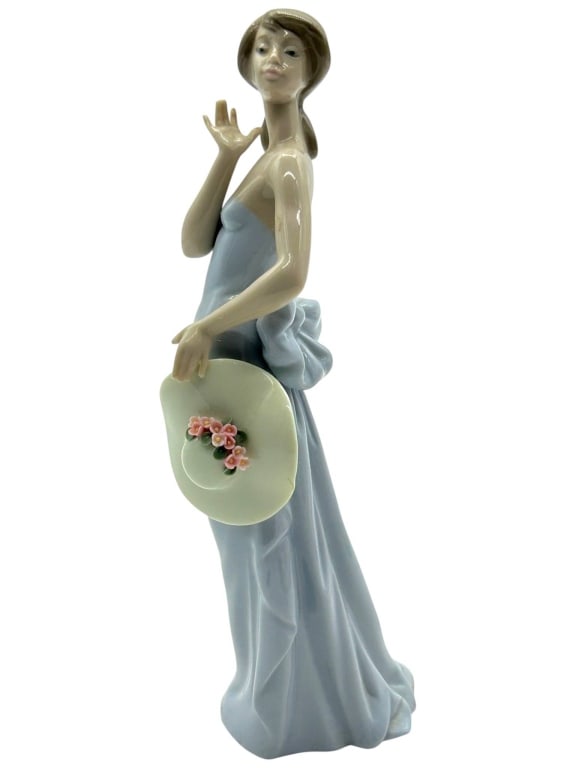 LLADRO PORCELAIN LADY WITH HAT FIGURINE 8.5" (1 of 10)