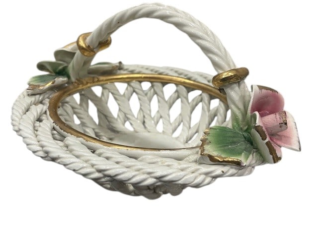 CAPODIMONTE ITALIAN PORCELAIN WOVEN BASKET W/ROSES (1 of 12)