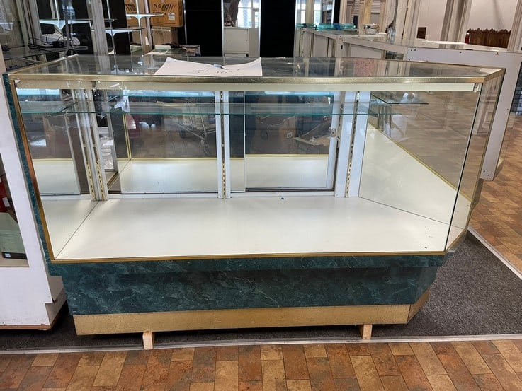 GLASS DISPLAY CASE COUNTER 70" (1 of 13)