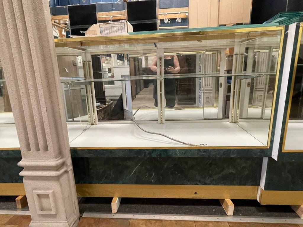 GLASS DISPLAY CASE COUNTER 55" (1 of 10)