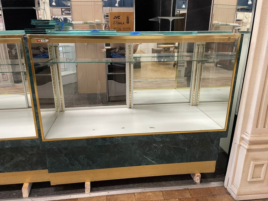 GLASS DISPLAY CASE COUNTER 55" (1 of 7)