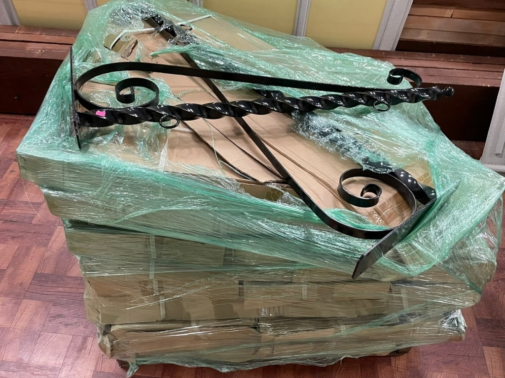 PALLET OF 18 NEW WROUGHT IRON SIGN HOLDERS: Located in Delray- By Appointment Pickup May 16th 12-5- NOT at DeJaVu Showroom!! ** THIS LOT IS OFFSITE PICK UP - THESE ITEMS WILL BE FOR PICK UP IN DELRAY BEACH, FLORIDA ONLY ON DESIGNATED DAYS, PLEA