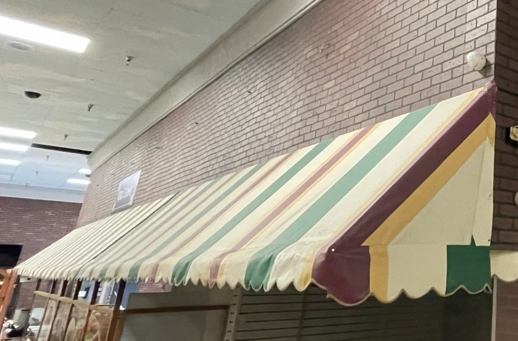 DELICATESSAN WALK UP DELI SCALLOPED CORNER AWNING (1 of 20)