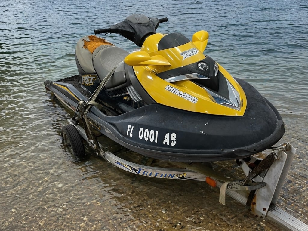 SEA DOO RXT 215 3 PASSNGER JET SKI W/TRAILER TITLE: The Sea-Doo RXT 215 is a high-performance, 3-passenger personal watercraft known for speed and power. It’s powered by a supercharged 215-hp Rotax 4-TEC 4-stroke engine (1494cc), delivering strong ac