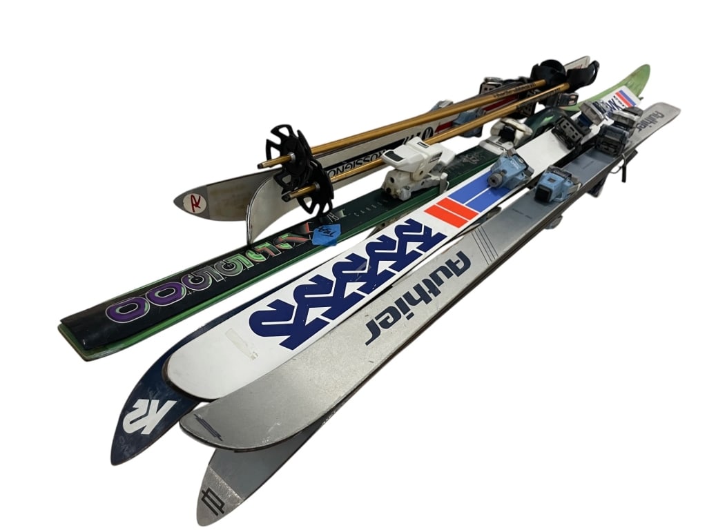LOT OF VINTAGE DOWNHILL SKIS W/ BINDINGS AND BOWS (1 of 17)