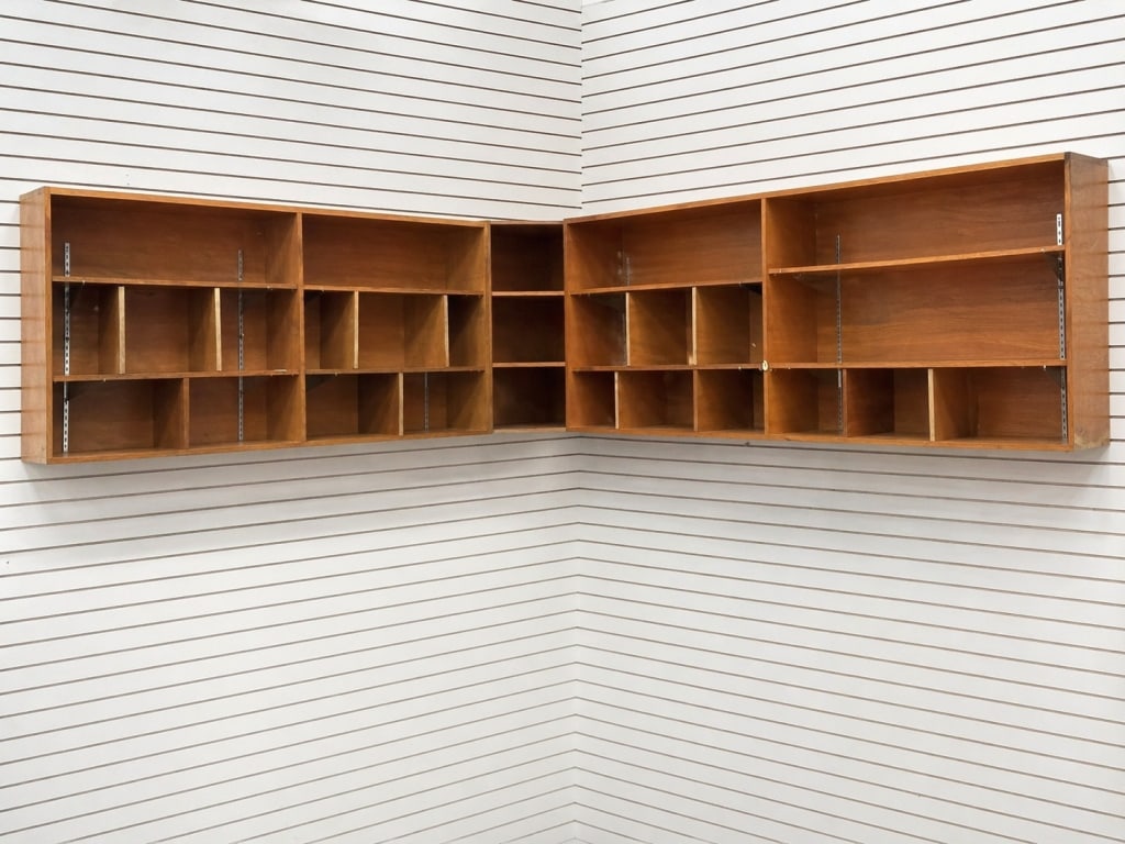 COMMERCIAL STORE SHELVING SYSTEM WOOD WALL MOUNT (1 of 3)