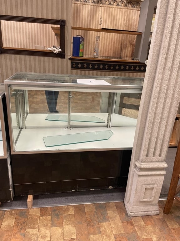 GLASS DISPLAY CASE 60" (1 of 6)