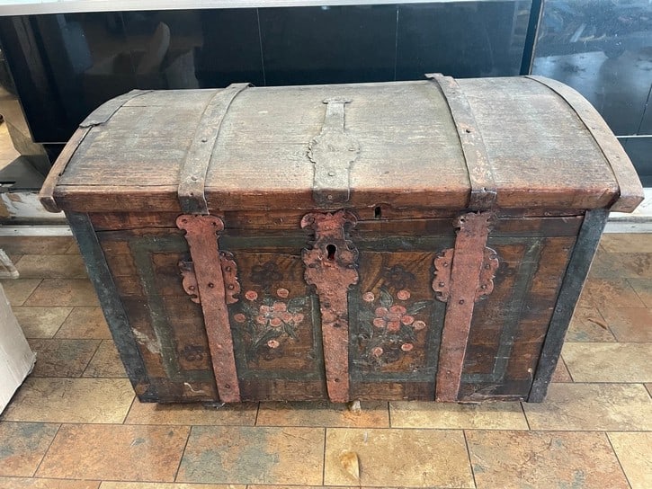 ANTIQUE WOOD SLAT TRUNK RED INSIDE (1 of 10)