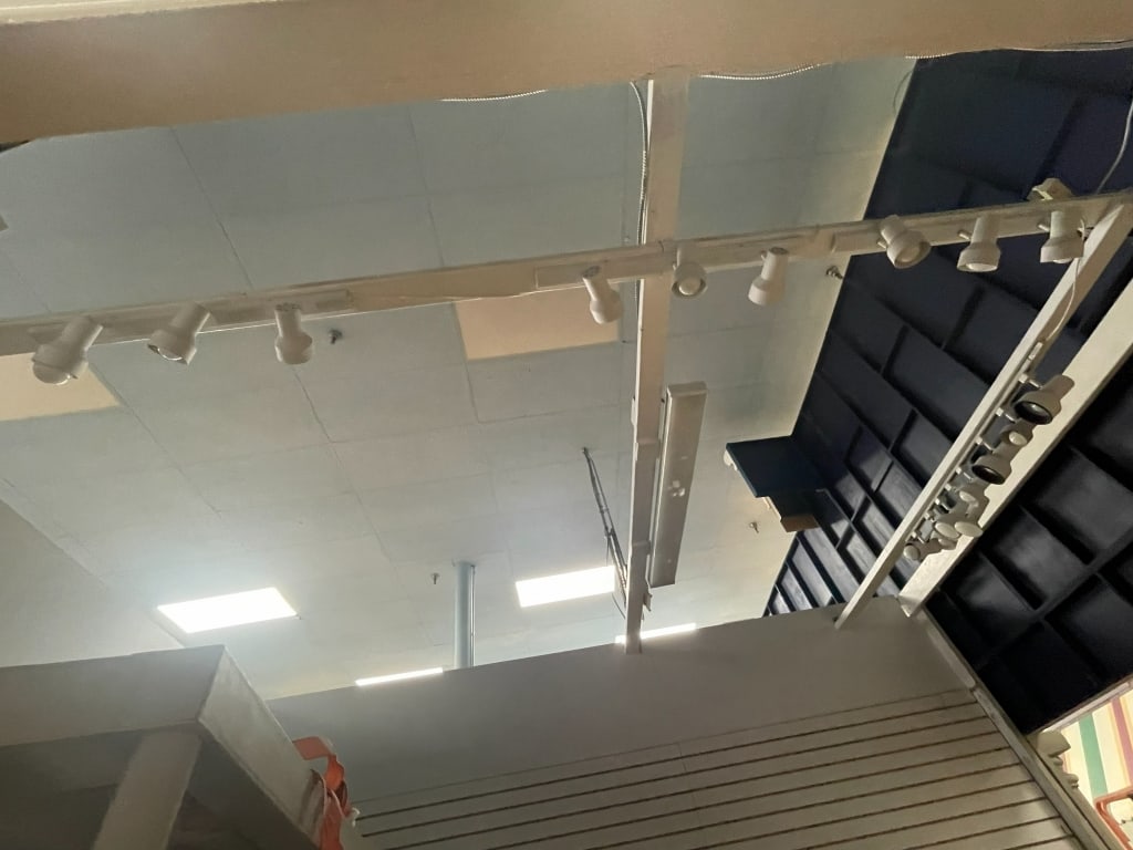 INSTALLED TRACK LIGHTING 17 19 FIFTH AVE: Located in Delray- By Appointment Pickup May 16th 12-5- NOT at DeJaVu Showroom!! ** THIS LOT IS OFFSITE PICK UP - THESE ITEMS WILL BE FOR PICK UP IN DELRAY BEACH, FLORIDA ONLY ON DESIGNATED DAYS, PLEA