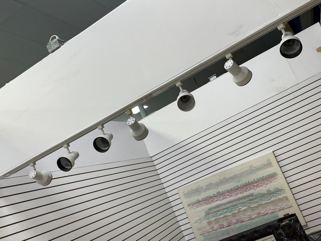 INSTALLED TRACK LIGHTING 13 FIFTH AVE: Located in Delray- By Appointment Pickup May 16th 12-5- NOT at DeJaVu Showroom!! ** THIS LOT IS OFFSITE PICK UP - THESE ITEMS WILL BE FOR PICK UP IN DELRAY BEACH, FLORIDA ONLY ON DESIGNATED DAYS, PLEA