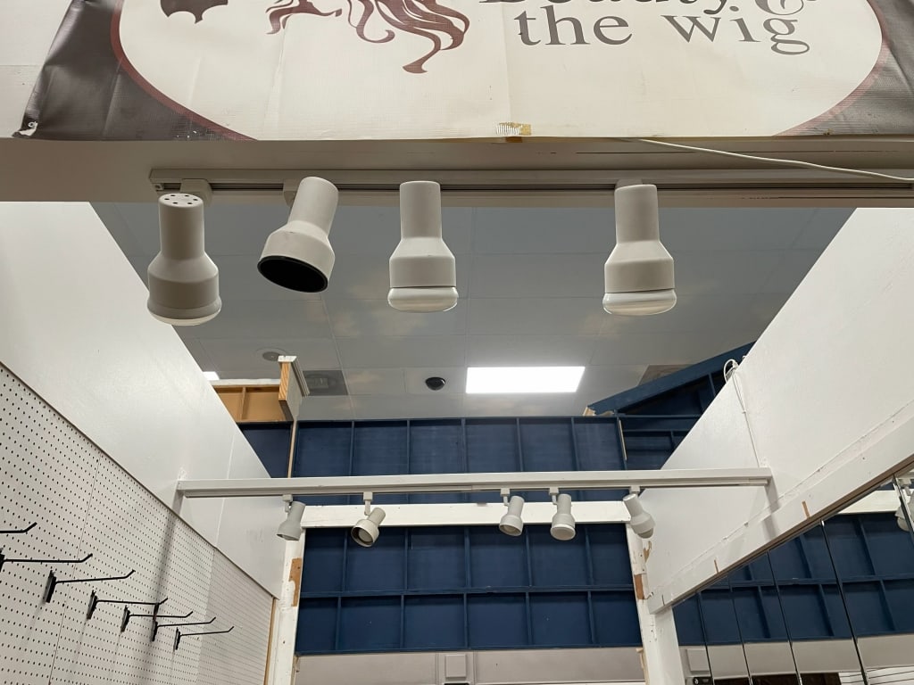 INSTALLED TRACK LIGHTING 5 7 MADISON AVE: Located in Delray- By Appointment Pickup May 16th 12-5- NOT at DeJaVu Showroom!! ** THIS LOT IS OFFSITE PICK UP - THESE ITEMS WILL BE FOR PICK UP IN DELRAY BEACH, FLORIDA ONLY ON DESIGNATED DAYS, PLEA