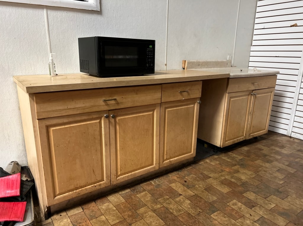 USED MISMATCHED WOOD COUNTER CABINETS: Located in Delray- By Appointment Pickup May 16th 12-5- NOT at DeJaVu Showroom!! ** THIS LOT IS OFFSITE PICK UP - THESE ITEMS WILL BE FOR PICK UP IN DELRAY BEACH, FLORIDA ONLY ON DESIGNATED DAYS, PLEA