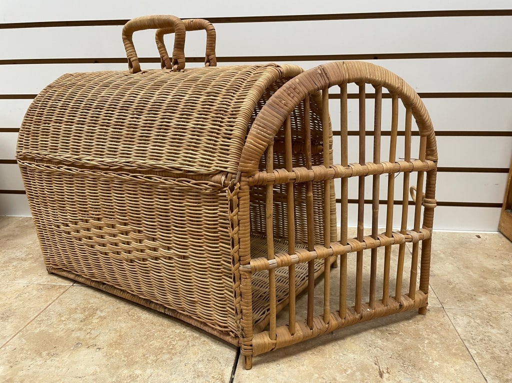 WICKER WEAVE PET CARRIER DECOR: Located in Delray- By Appointment Pickup May 16th 12-5- NOT at DeJaVu Showroom!! ** THIS LOT IS OFFSITE PICK UP - THESE ITEMS WILL BE FOR PICK UP IN DELRAY BEACH, FLORIDA ONLY ON DESIGNATED DAYS,