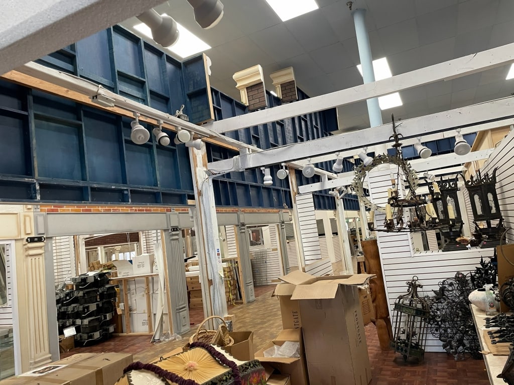 INSTALLED TRACK LIGHTING AT 4 2 42ND AVENUE: * By bidding on this listing, you understand and agree to be bound by the terms and conditions of DejaVu Auctions. * *PLEASE NOTE - check all pictures for as is where is condition as lead picture may 