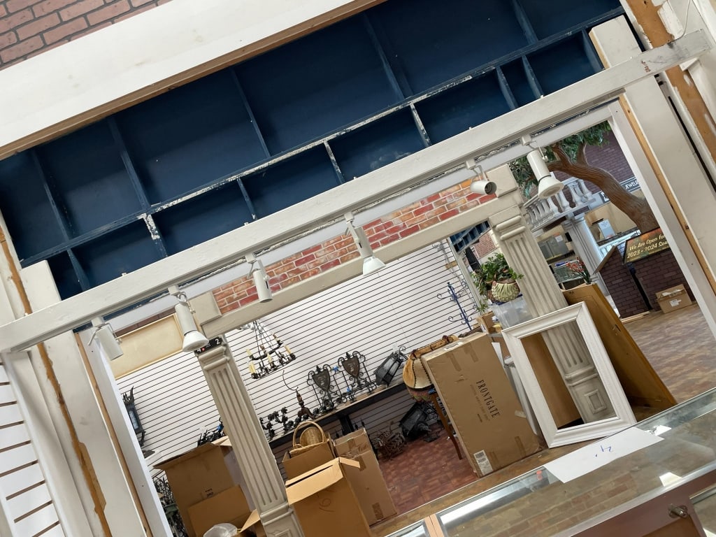 TRACK LIGHTING INSTALLED AT 1 42ND AVE AS SHOWN: Located in Delray- By Appointment Pickup May 16th 12-5- NOT at DeJaVu Showroom!! ** THIS LOT IS OFFSITE PICK UP - THESE ITEMS WILL BE FOR PICK UP IN DELRAY BEACH, FLORIDA ONLY ON DESIGNATED DAYS, PLEA