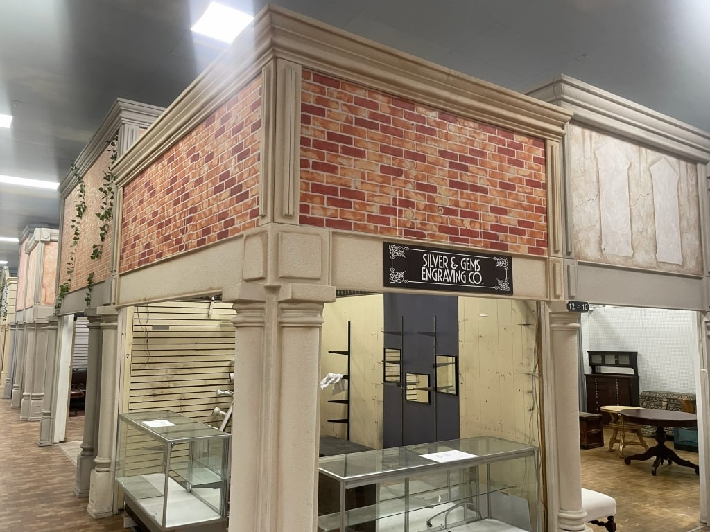CITY STREETSCAPE INDOORS RED BRICK CORNER W/COLUMN (1 of 3)