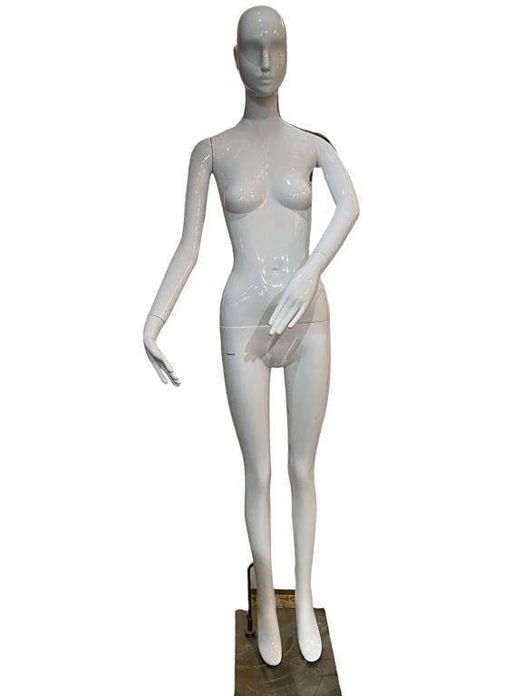 6 FT FEMALE DISPLAY MANNEQUIN WITH BASE: 6 ft female display mannequin with base. Shipping Available at www.DeJaVuAuctionShipping.com. By bidding in this auction you agree that you have read the terms and conditions of this auction.