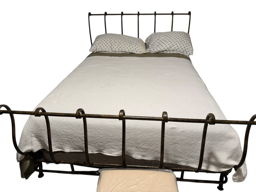IRON QUEEN SIZE BED FRAME WITH MATTRESS (1 of 2)