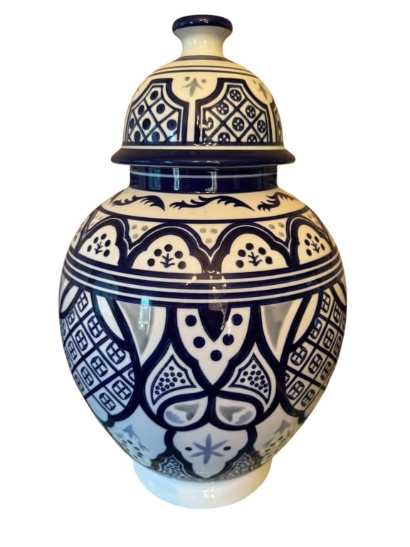 LARGE BLUE AND WHITE LIDDED CERAMIC JAR (1 of 8)