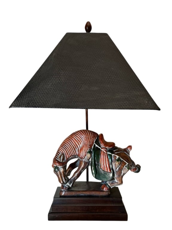 VINTAGE TABLE LAMP WITH CERAMIC HORSE: This vintage table lamp features a striking ceramic horse figure with a detailed saddle as its base, finished in earthy red, green, and brown tones. The lamp is topped with a black, textured pyramid-s